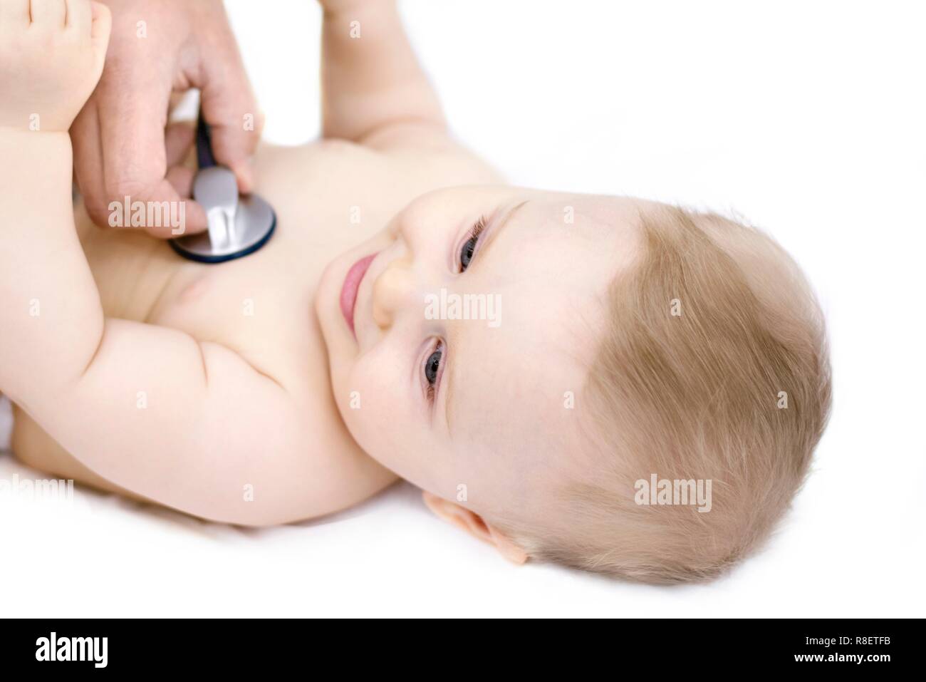 Doctor examining baby avec stéthoscope. Banque D'Images