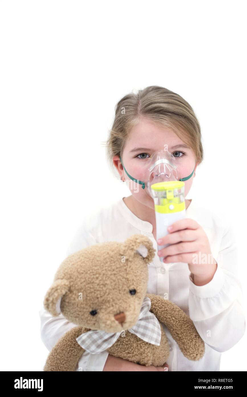 Jeune fille à l'aide de teddy bear pour inhalation par nébuliseur. Banque D'Images