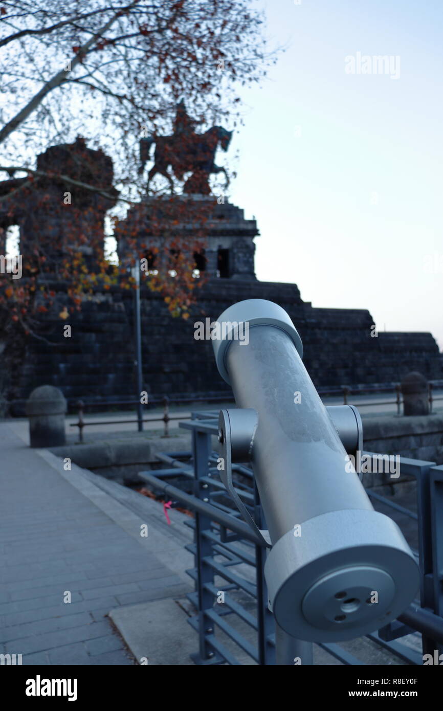Une photo de la statue au deutsches Eck à Coblence, en Allemagne depuis une autre perspective. Banque D'Images