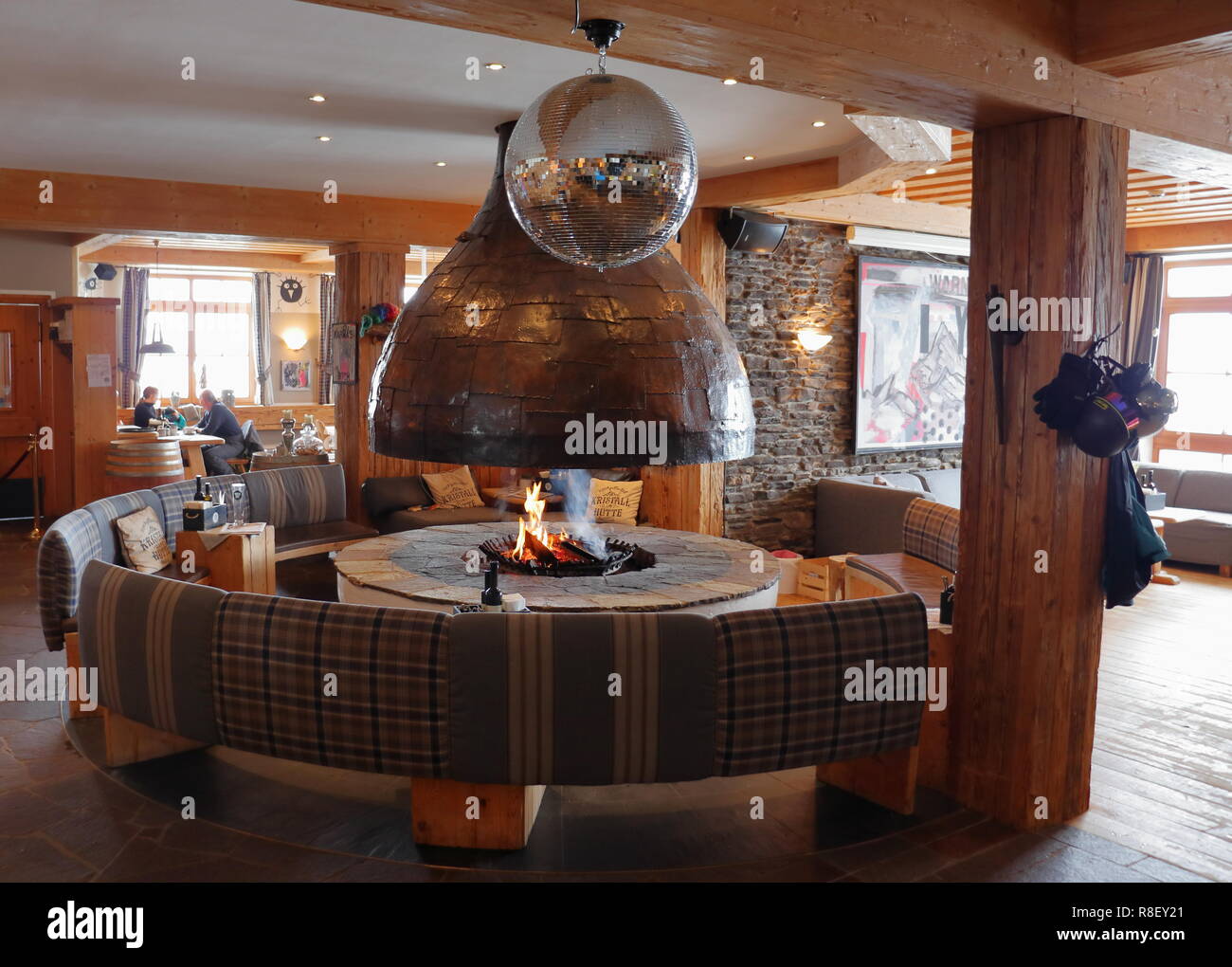 Une agréable piscine, feu de bois dans une cheminée ouverte à l'intérieur d'un chalet de ski. Banque D'Images