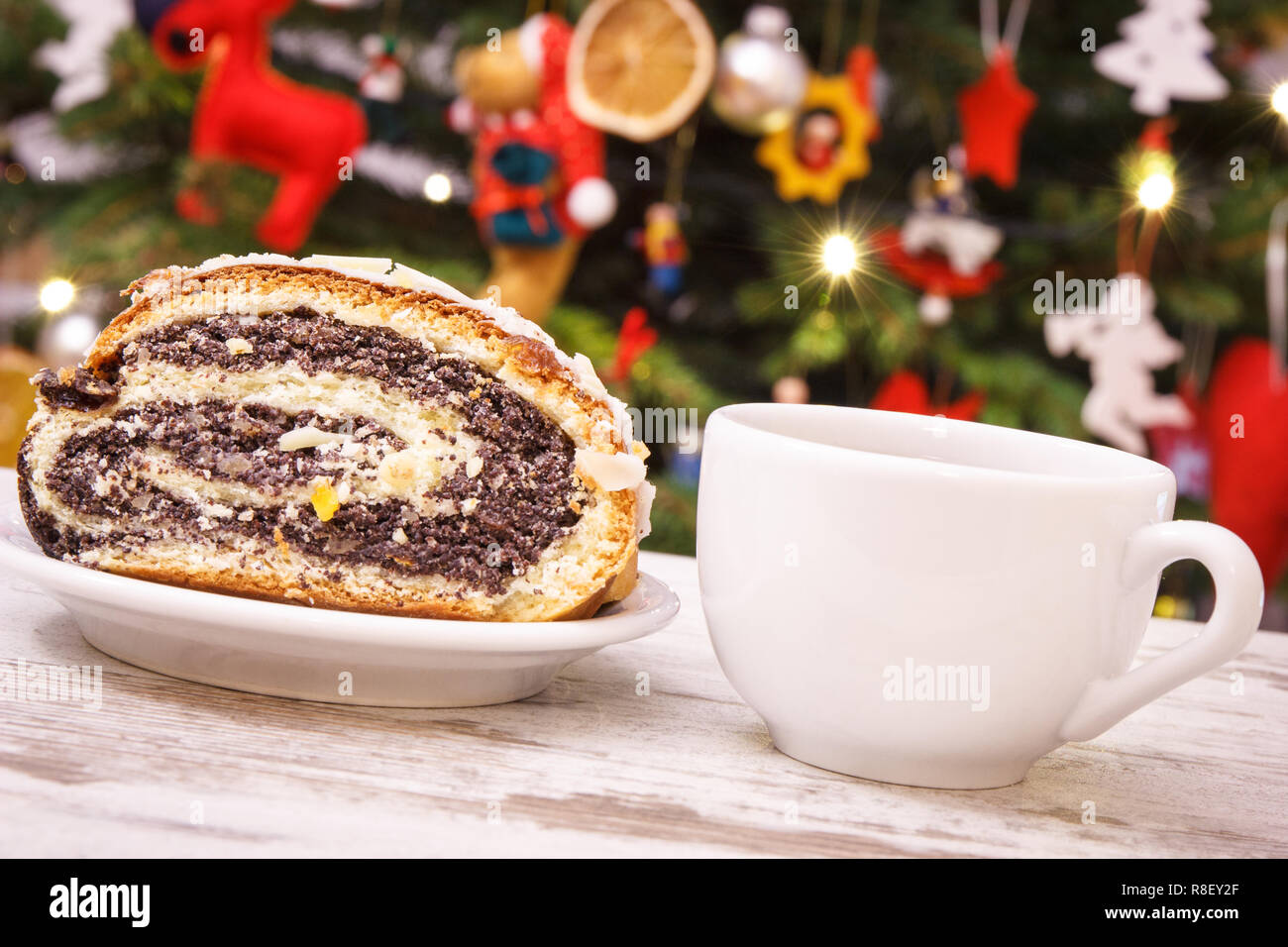 Les Graines De Pavot Polonais Traditionnels Gateaux Du The Chaud Ou De Cafe Et L Arbre De Noel Avec Des Lumieres Et Decoration En Arriere Plan Photo Stock Alamy
