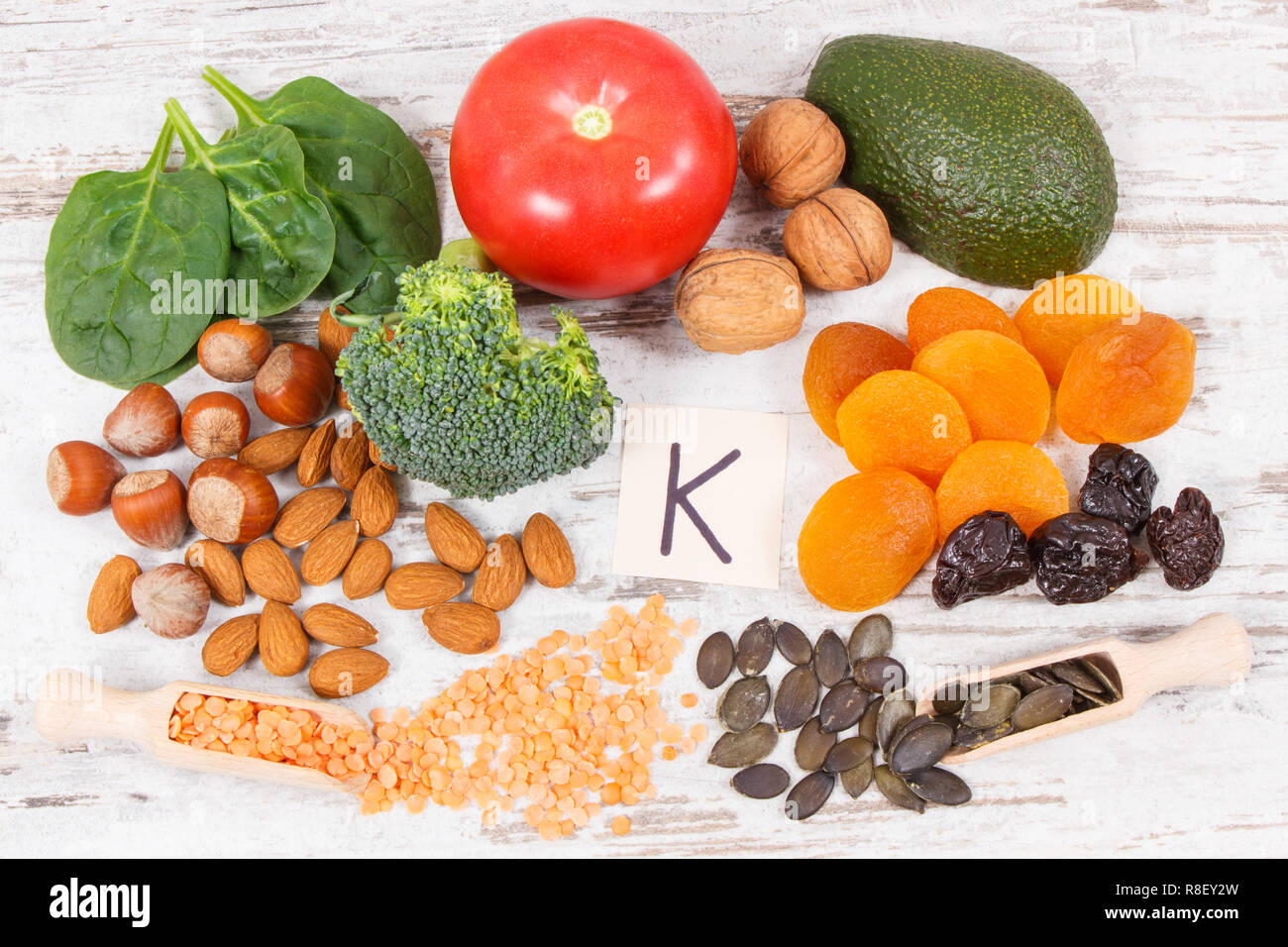 Ingrédients naturels ou produits comme source de potassium, de vitamine K, de minéraux et de fibres alimentaires, la nutrition saine notion Banque D'Images