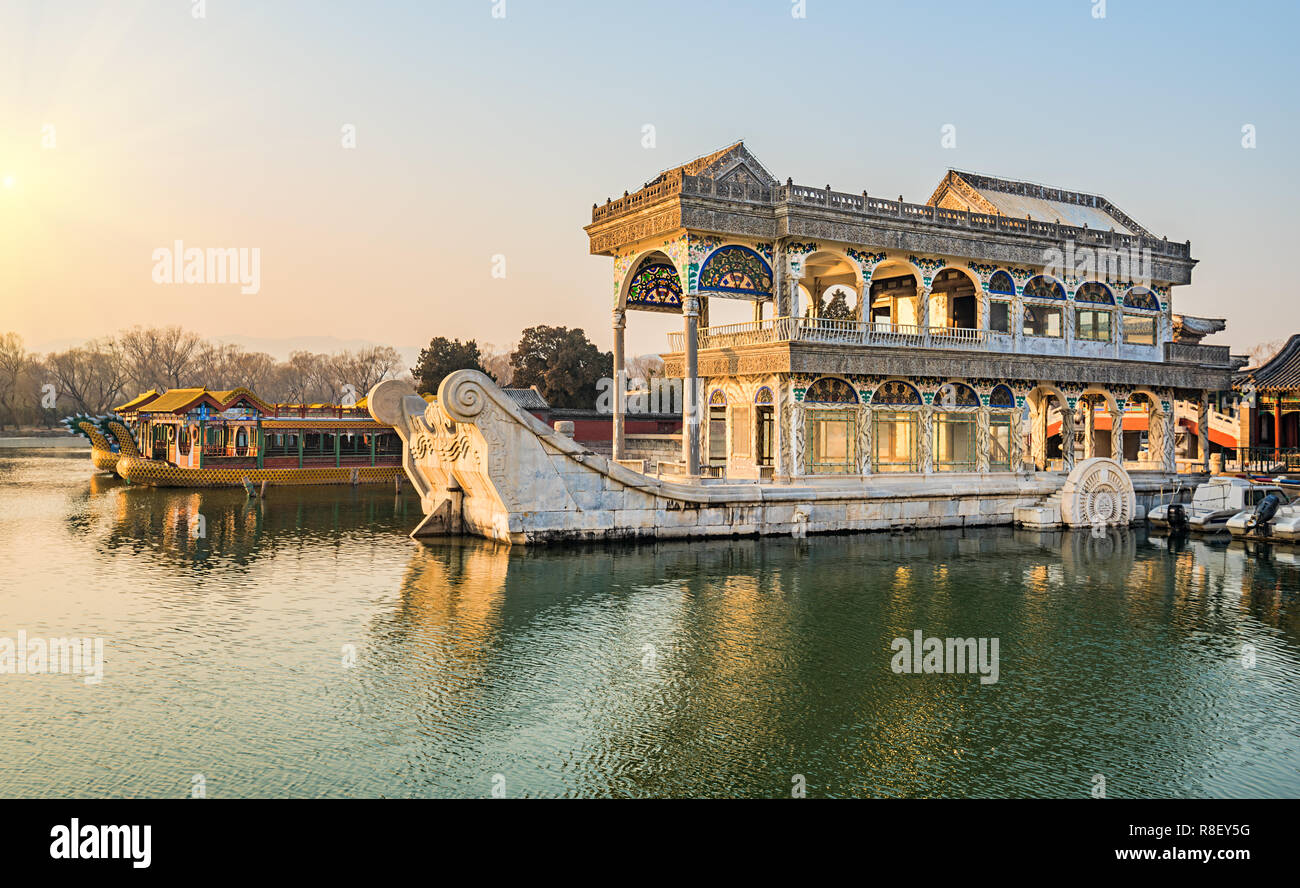 Bateau de Marbre au crépuscule de l'hiver, le Palais d'été Banque D'Images