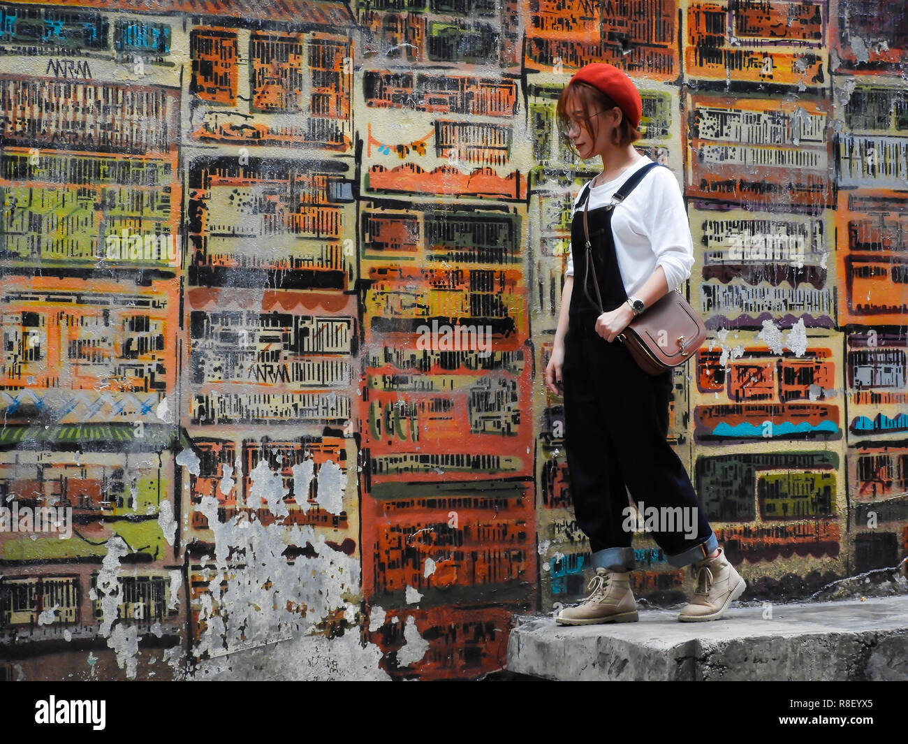 Central, Hong Kong : Touristique pose pour photographier dans de célèbres Graham Street, avec des illustrations par Alex Croft en arrière-plan Banque D'Images