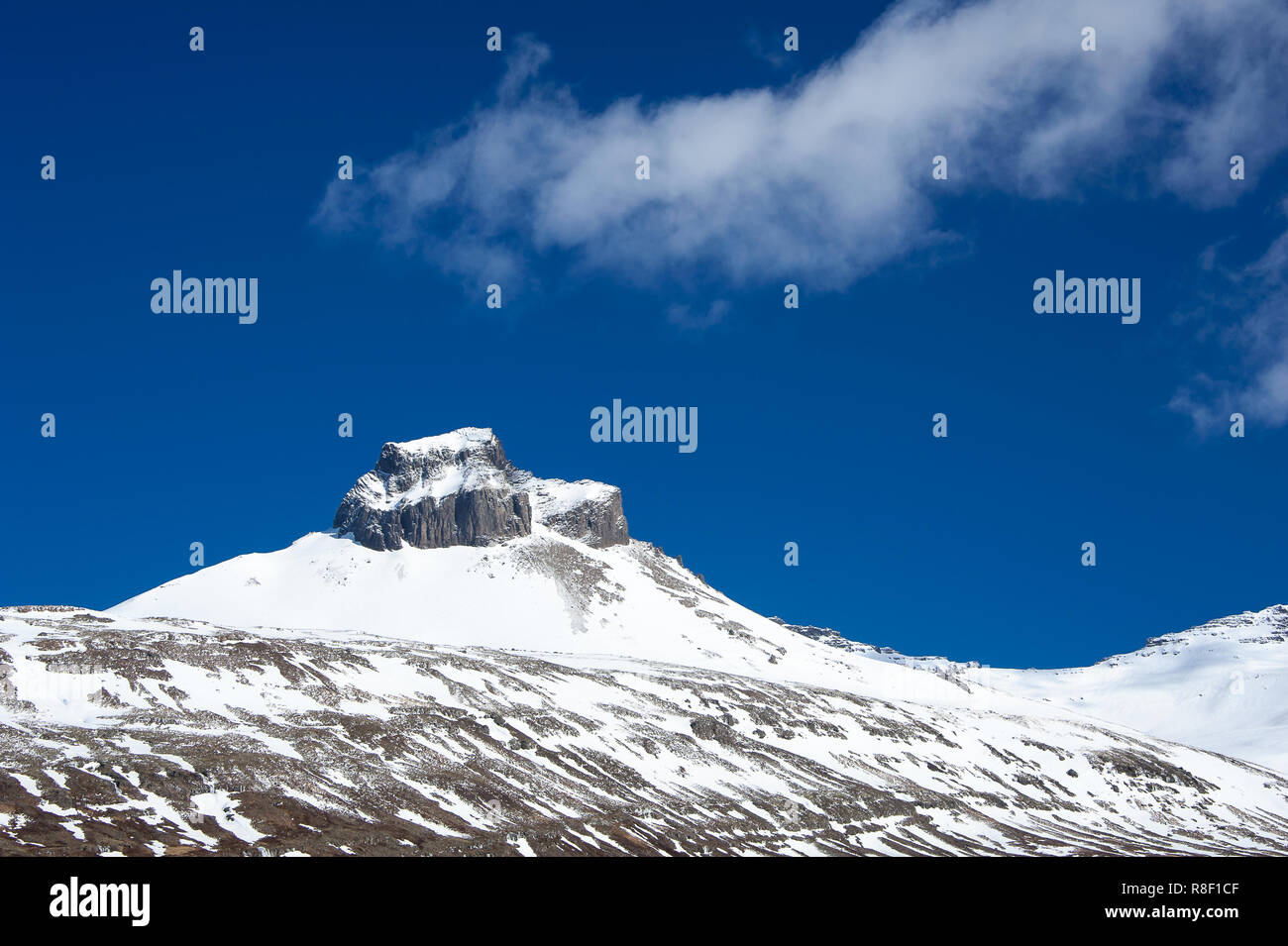 Contraste frappant de pics couverts de neige, blanc et ciel bleu profond arrière-plan. Beaux Fjords de l'Est de l'Islande, paysage Banque D'Images
