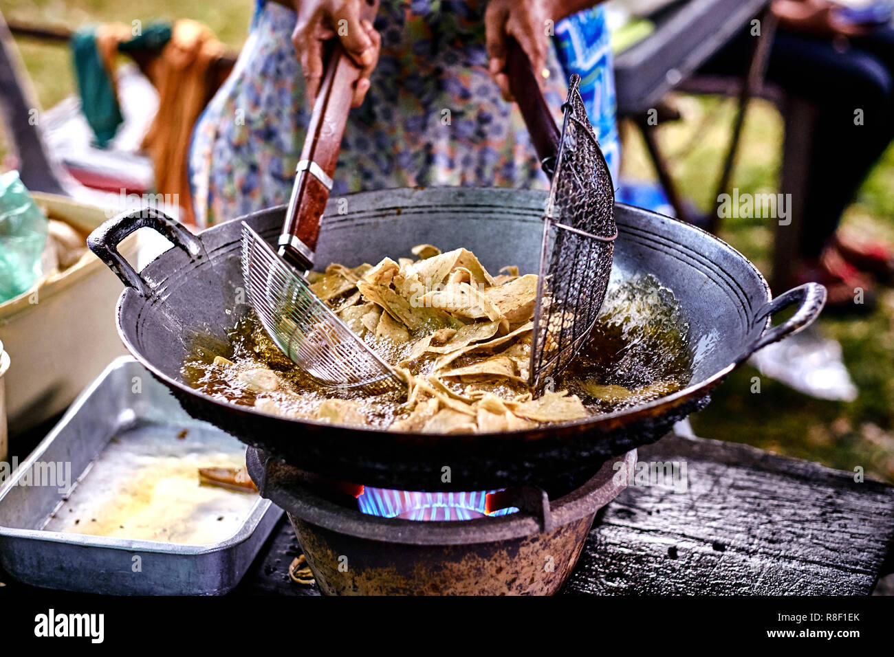 Frites dans l'huile au wok. Asian, indienne et chinoise de l'alimentation  de rue. Cour de nourriture sur le marché local de l'île de Langkawi,  Malaisie. Rue traditionnelle asiatique fo Photo Stock -