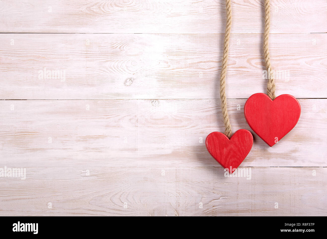 Deux coeurs rouges. valentines day hearts background. corde et mur en bois Banque D'Images