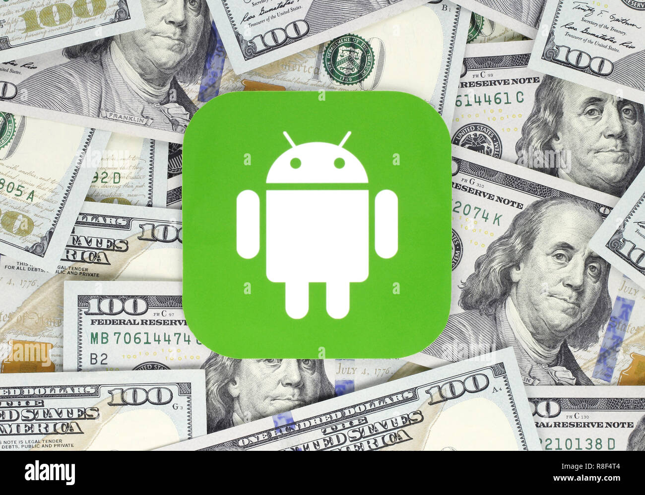 Kiev, Ukraine - 18 septembre 2018 : l'icône Android imprimée sur du papier, couper et placé sur le fond. Android est un système d'exploitation mobile. Banque D'Images