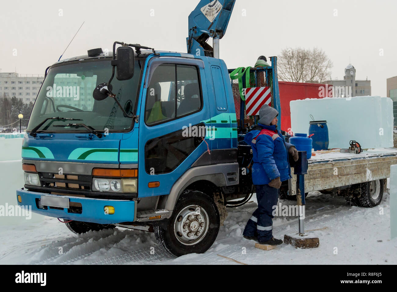Portrait d'un conducteur de grue hydraulique lors de la construction d'une ville de glace Banque D'Images