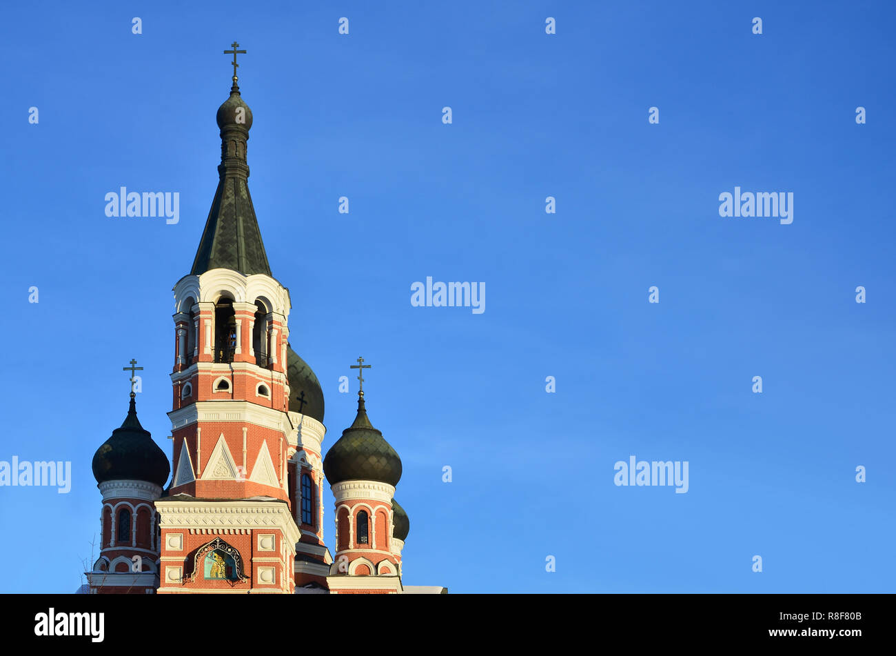 Eglise des Trois Saints. Kharkiv. L'Ukraine. Photo détaillée de l'église avec des dômes et des décors d'allégement noir dans la journée à l'extérieur Banque D'Images