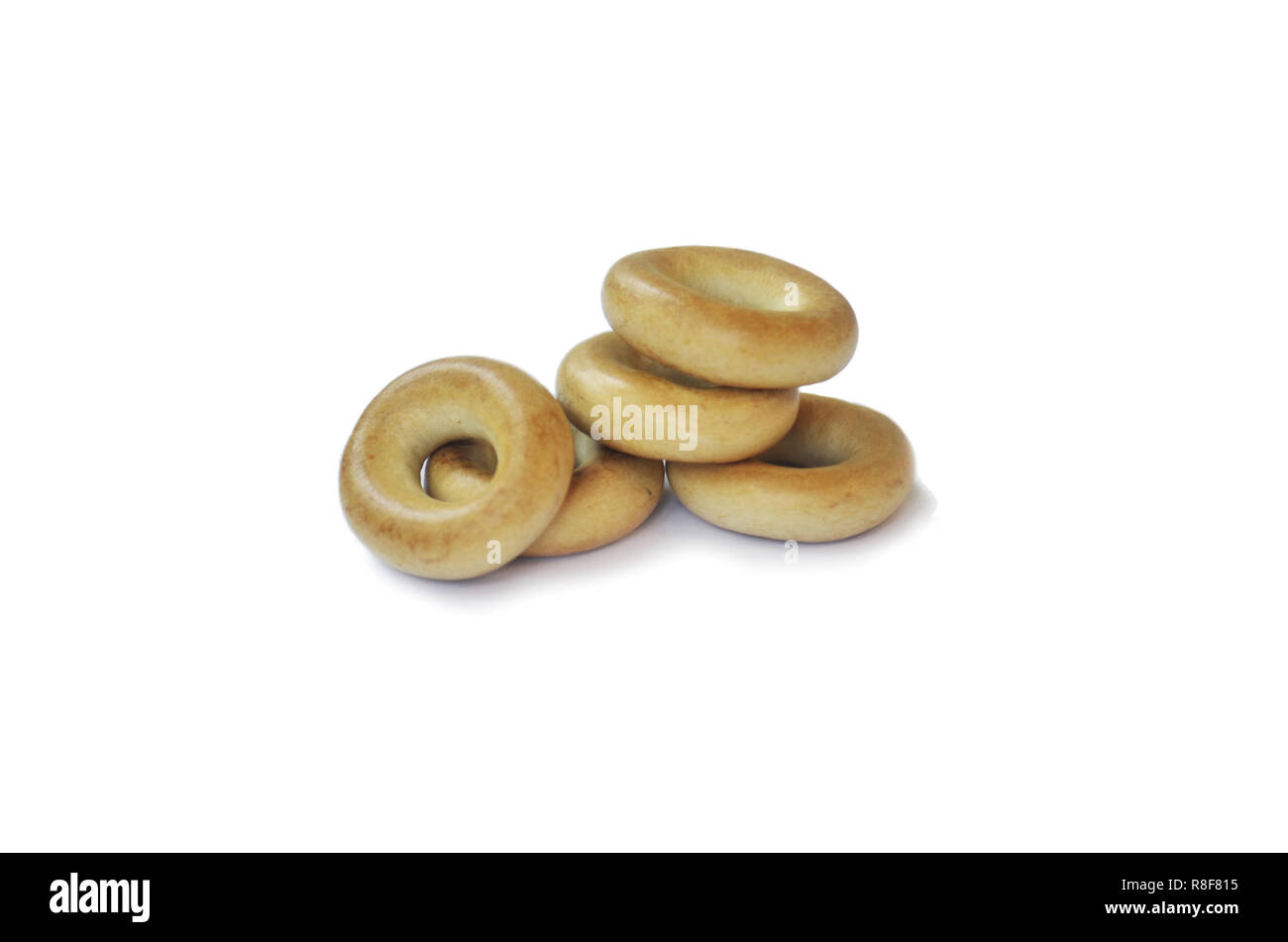 Petit tas de golden bagels sur surface blanche. Macro photographie Banque D'Images Petit tas de golden bagels sur surface blanche. Macro photographie Banque D'Images