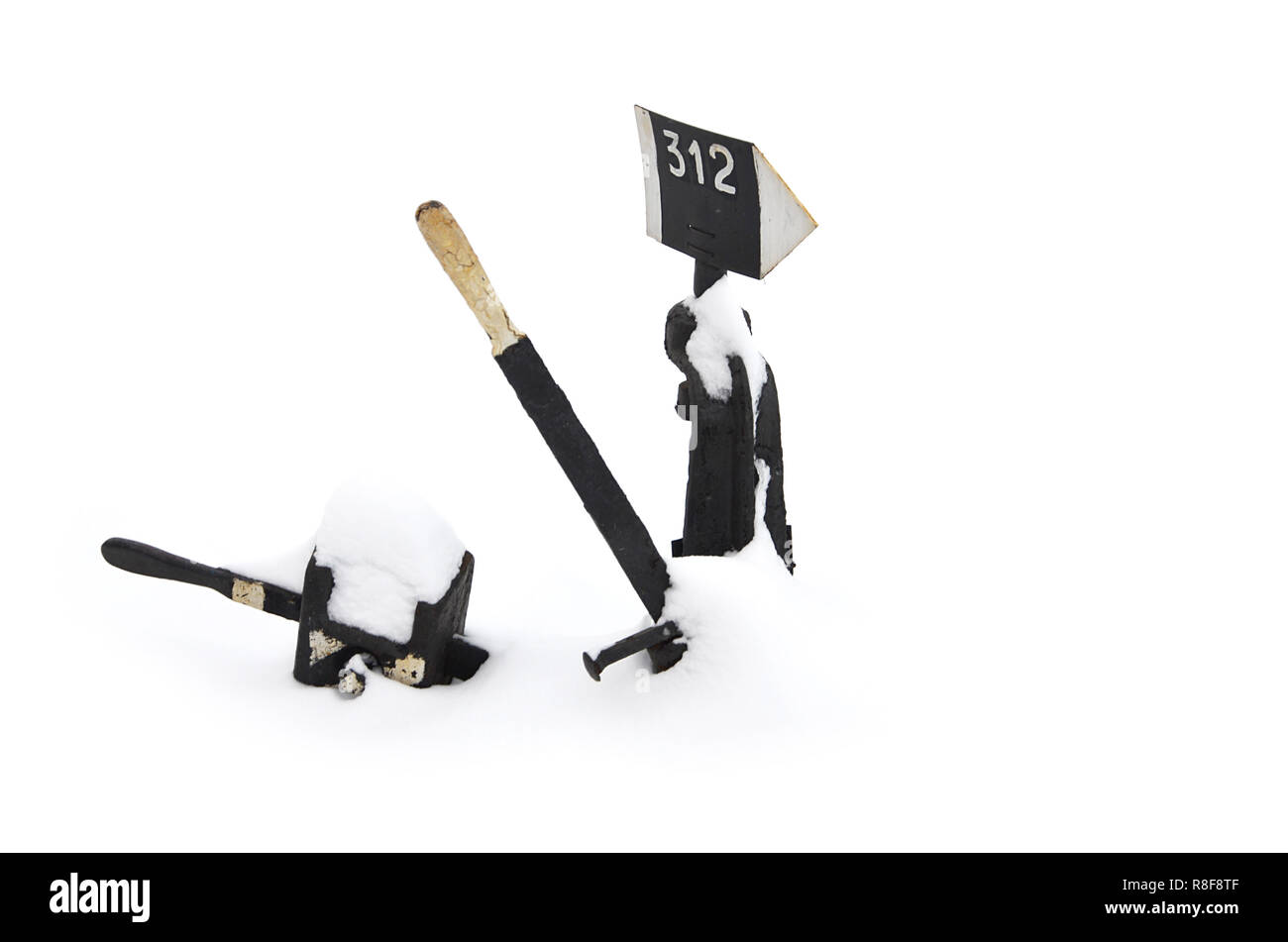 L'interrupteur de la voie. Old vintage railway tracks de commutation sous une épaisse couche de neige isolé sur fond blanc dans la saison d'hiver dans la journée. Banque D'Images