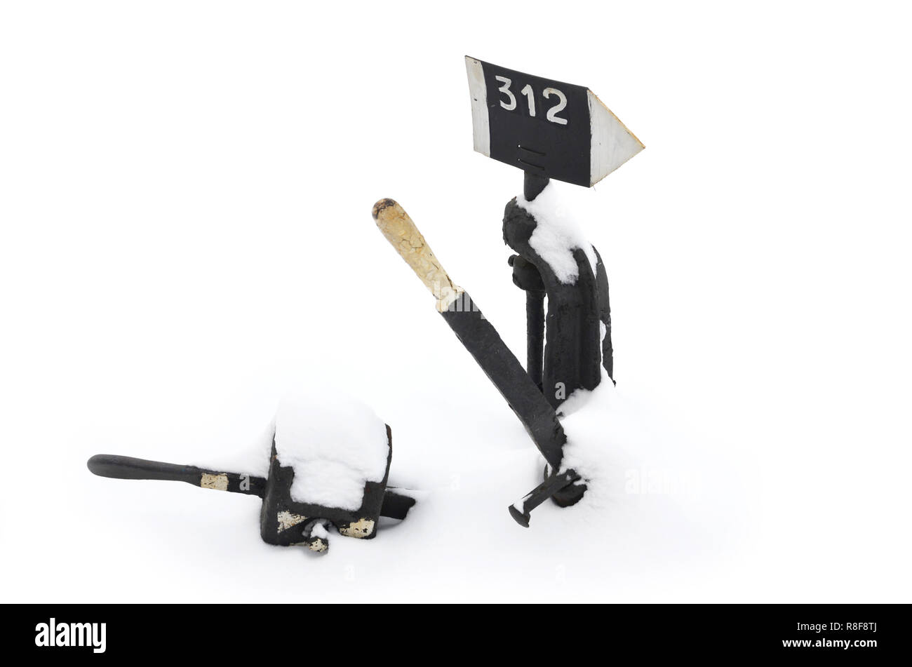 L'interrupteur de la voie. Old vintage railway tracks de commutation sous une épaisse couche de neige isolé sur fond blanc dans la saison d'hiver dans la journée. Banque D'Images