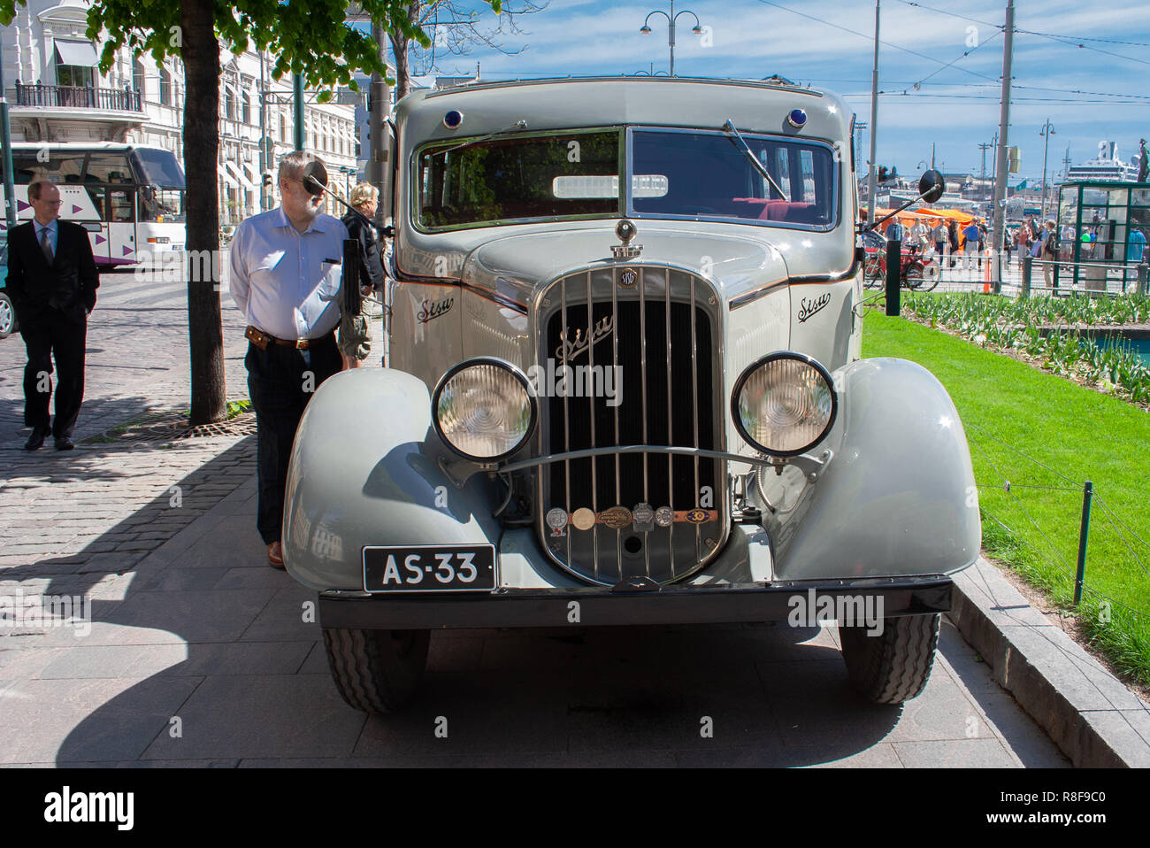 Véhicule historique, le bus Sisu 322 de l'année 1933 a retrouvé son apparence tout en servant le groupe Jazz d'Helsinki 'Dislapé'. Banque D'Images