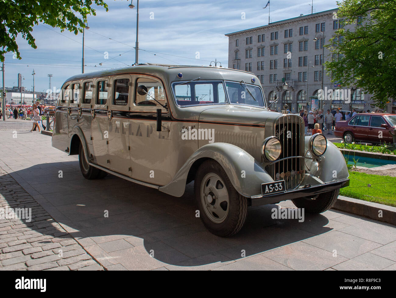 Véhicule historique, le bus Sisu 322 de l'année 1933 a retrouvé son apparence tout en servant le groupe Jazz d'Helsinki 'Dislapé'. Banque D'Images