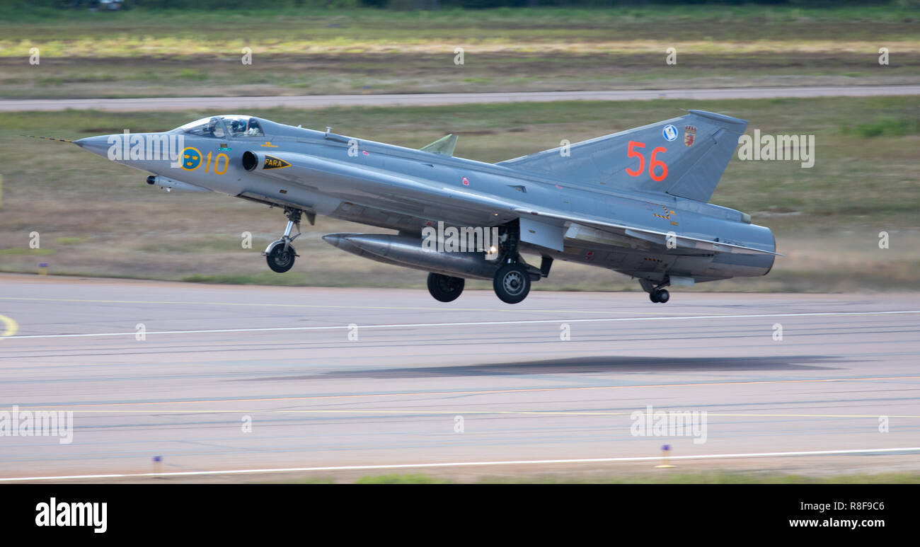 Vintage SAAB J-35 Draken avion de chasse au décollage pour un vol d'affichage à l'anniversaire 100 ans Air Show de l'Armée de l'Air Finlandaise à Tikkakoski. Banque D'Images