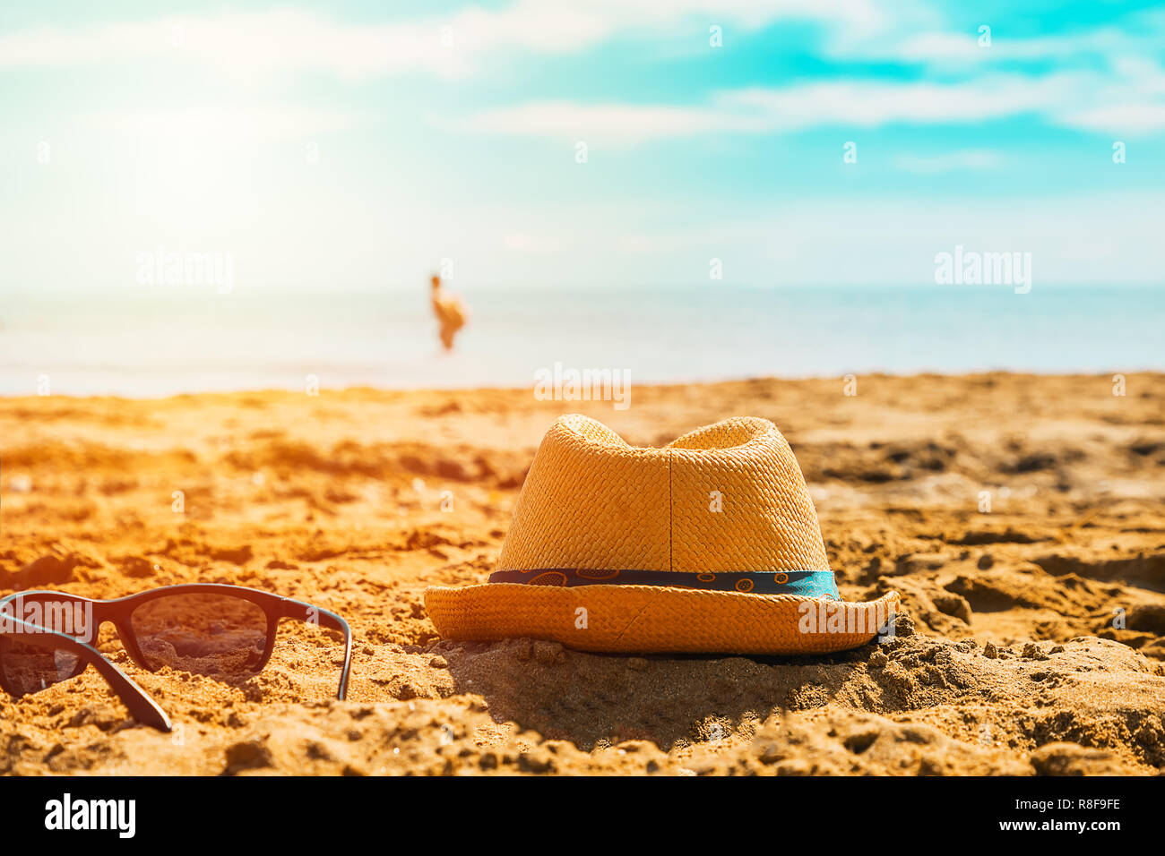 Chapeau et lunettes sur le sable sur la plage Photo Stock - Alamy