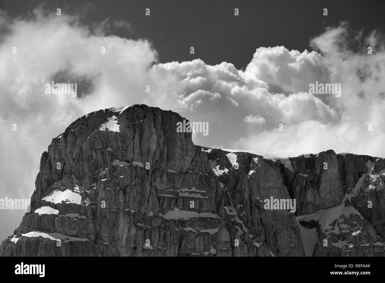 Haut de montagne avec la neige et le ciel avec des nuages. La Turquie, Monts Taurus centrale, Aladaglar (Anti-Taurus). Paysage aux tons noir et blanc. Banque D'Images
