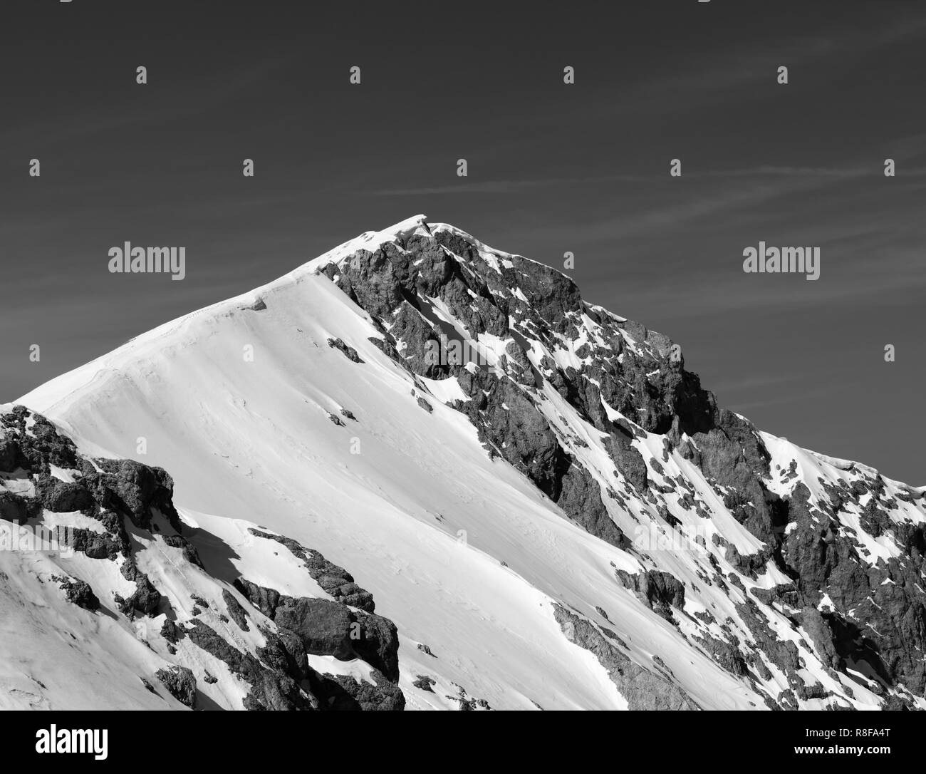Haut de montagnes avec corniche de neige. La Turquie, Monts Taurus centrale, Aladaglar (Anti-Taurus). Paysage aux tons noir et blanc. Banque D'Images