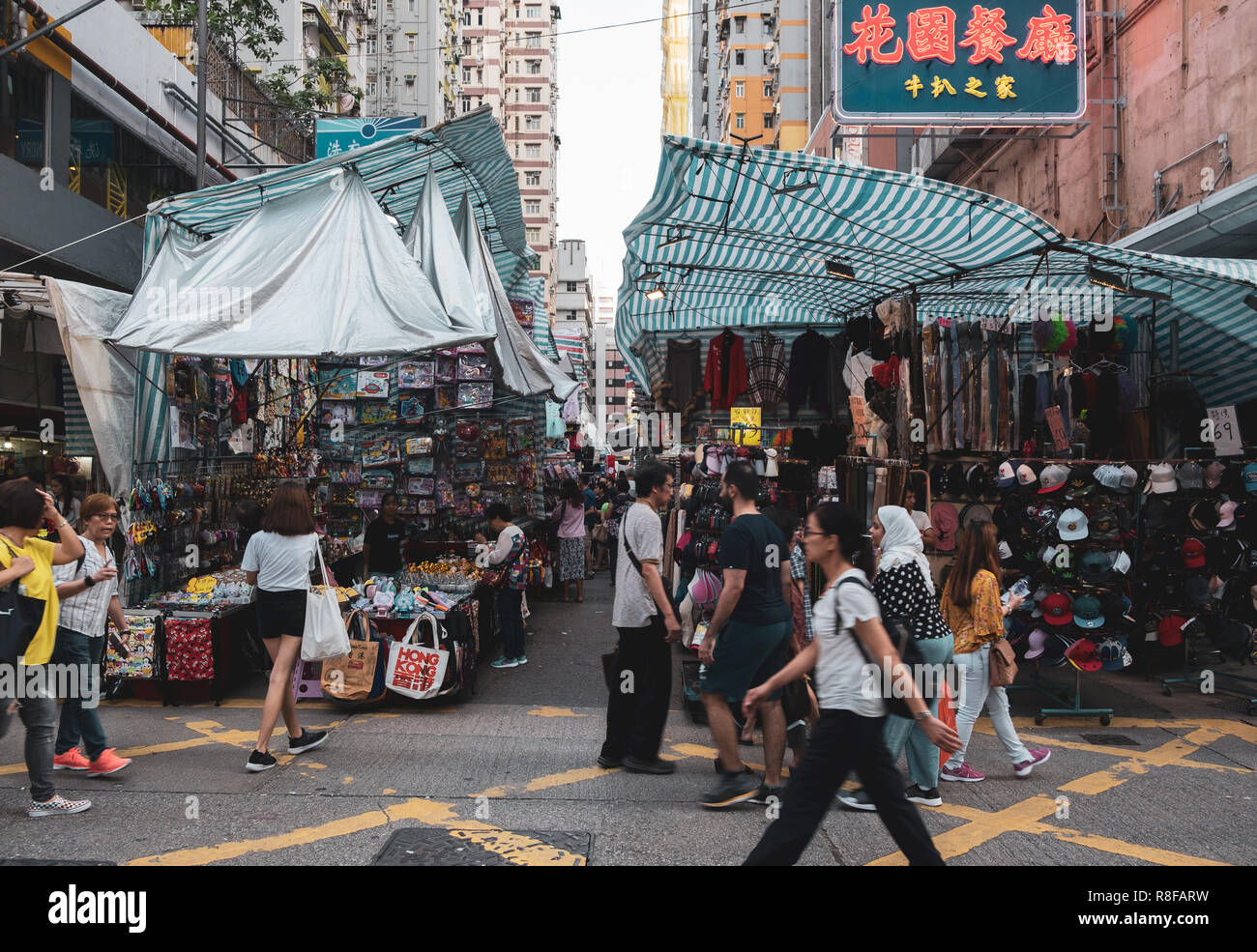 Hong Kong, le 7 avril 2019 : Fa Yuen Street, Mong Kok, Hong Kong Banque D'Images