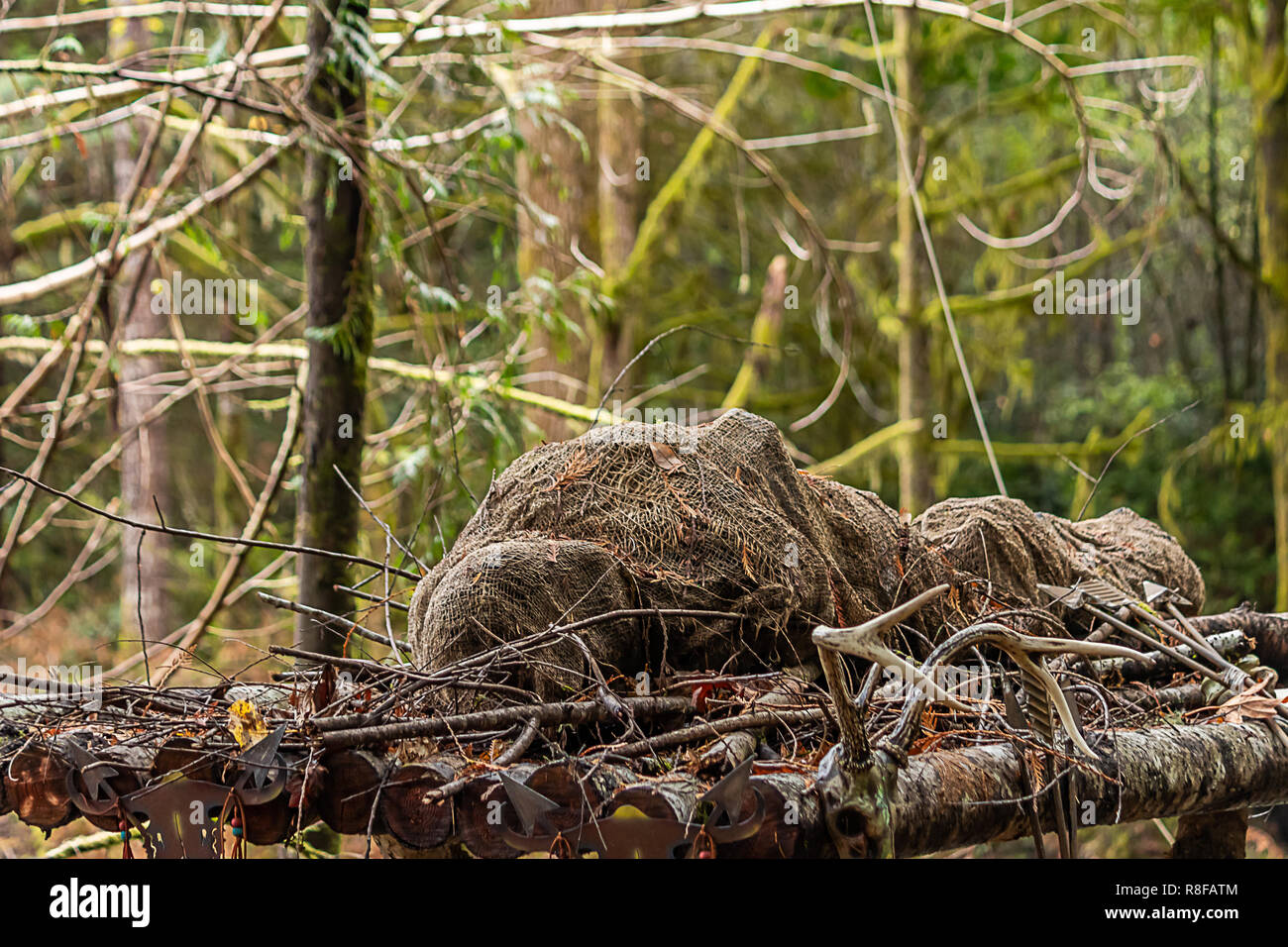Faux corps enveloppés dans des décorations sur bois du carénage Banque D'Images