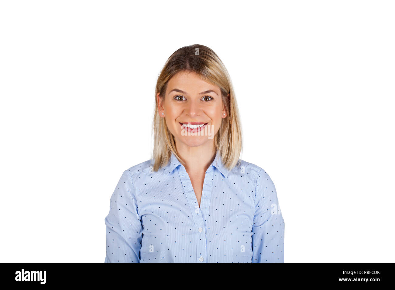 Cheerful young lady wearing blue shirt sourit à l'appareil photo sur fond isolé Banque D'Images