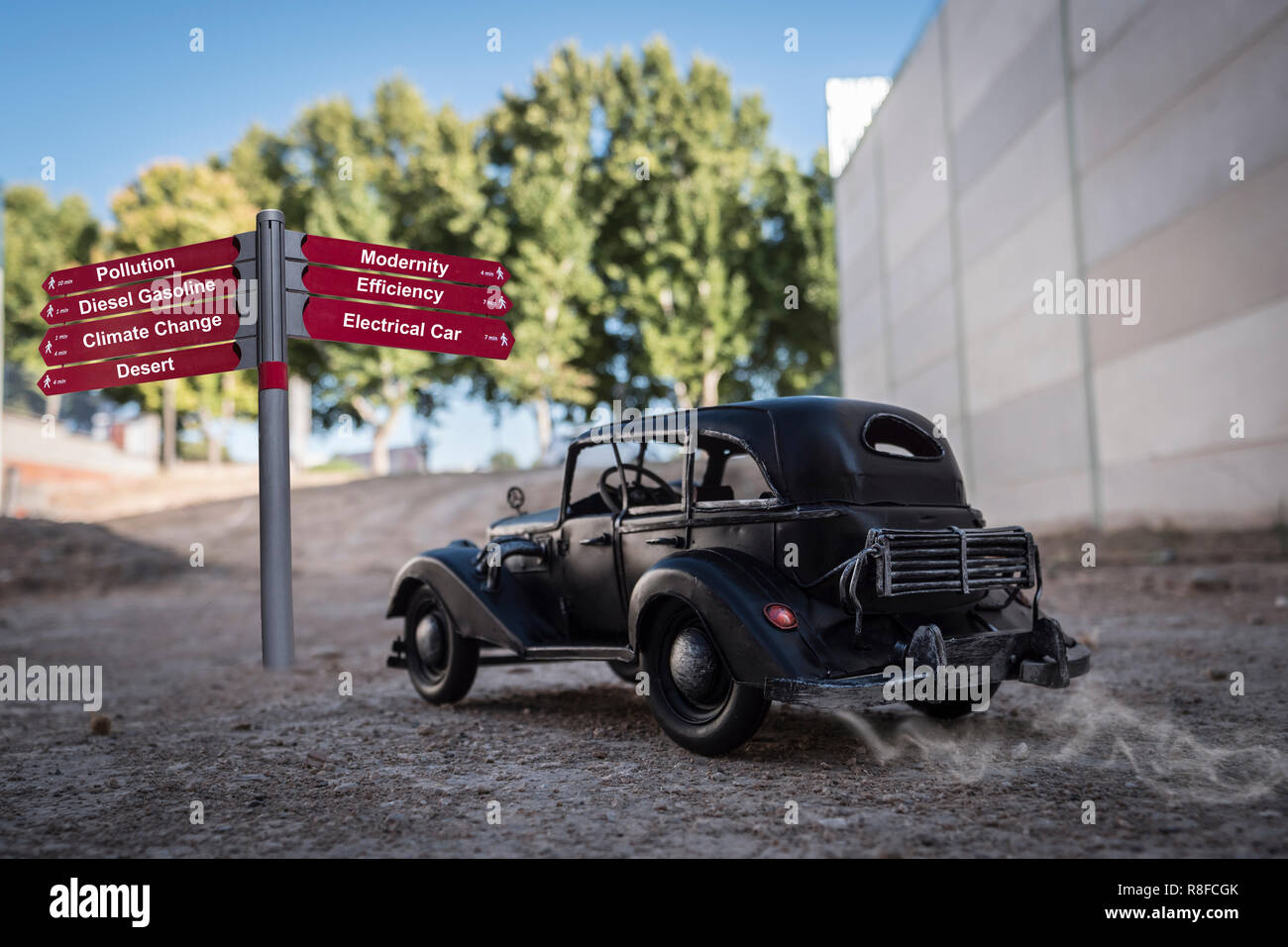 Options de signalisation indique que le changement climatique, la vieille voiture noire pollueur conceptual image Banque D'Images