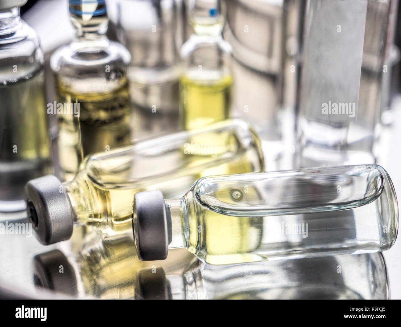 Différents types de flacons de médicaments avec le long de certaines seringues dans un hôpital, conceptual image Banque D'Images
