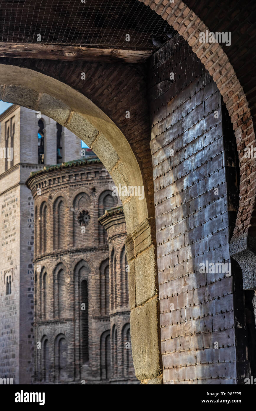 Les murs de la vieille ville de Tolède, Castille-La Manche, Espagne. autour de la nouvelle porte de Bisagra (Puerta Bisagra Nueva), le plus connu porte de la ville d'origine Maure Banque D'Images