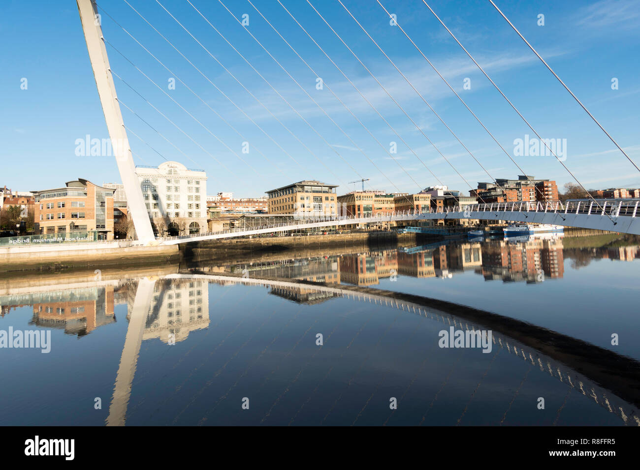 Bâtiments sur Newcastle Quayside encadrée de Gateshead Millennium Bridge et se reflètent dans la rivière Tyne, Angleterre du Nord-Est, Royaume-Uni Banque D'Images