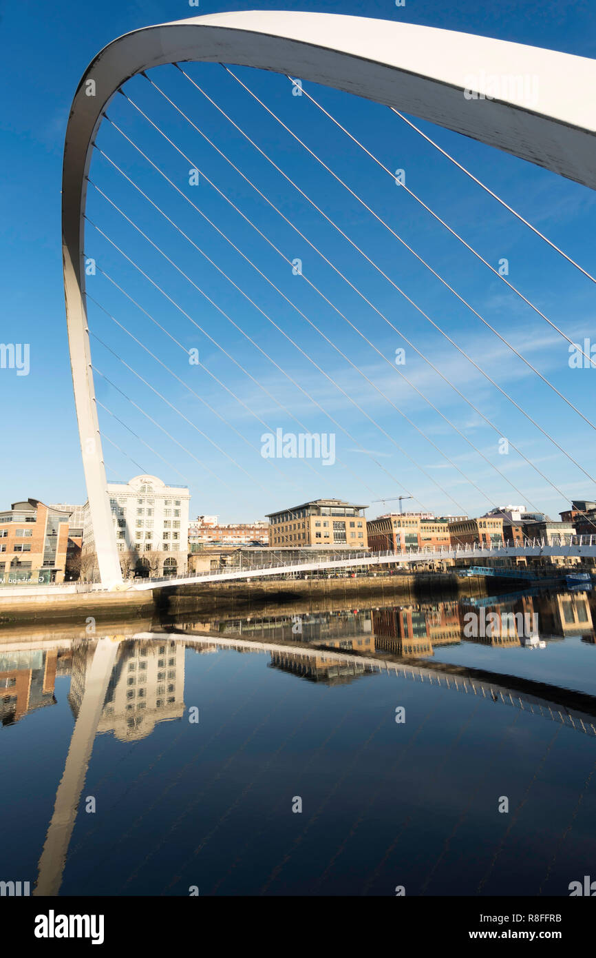 Bâtiments sur Newcastle Quayside encadrée de Gateshead Millennium Bridge et se reflètent dans la rivière Tyne, Angleterre du Nord-Est, Royaume-Uni Banque D'Images