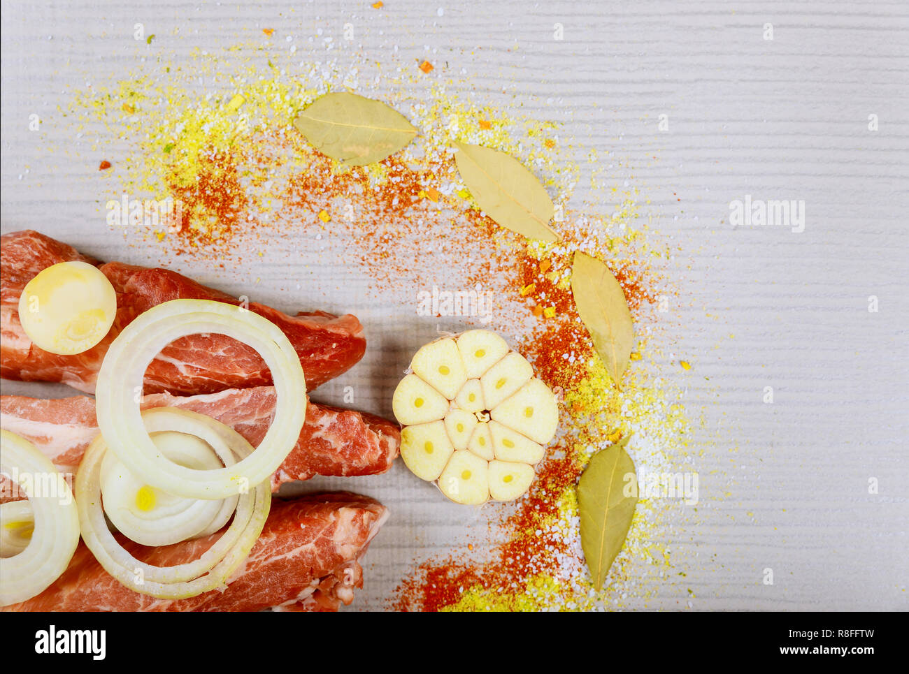Beef carbonade de porc frais, de la viande marinée et préparé pour le rôti avec l'ail et les oignons Banque D'Images