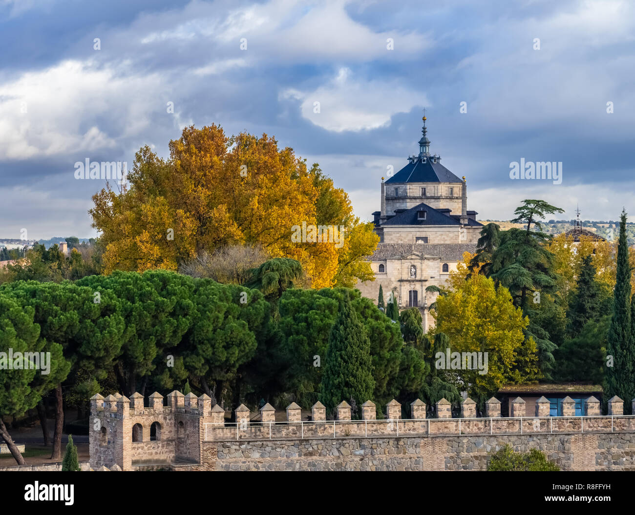 Les murs de la vieille ville de Tolède, Castille-La Manche, Espagne. autour de la nouvelle porte de Bisagra (Puerta Bisagra Nueva), le plus connu porte de la ville d'origine Maure Banque D'Images