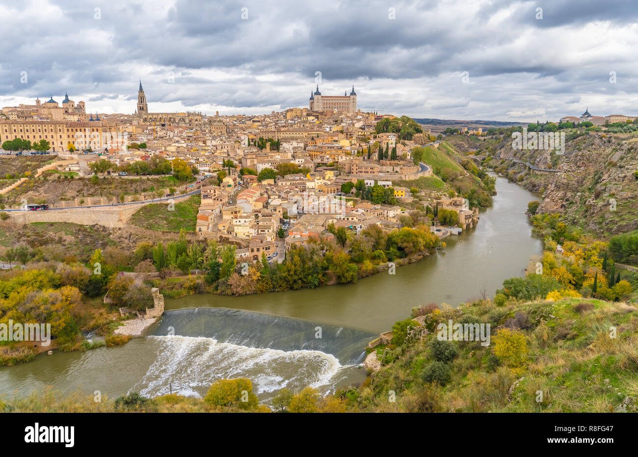 Des toits de la vieille ville de Tolède, Castille-La Manche, Espagne. Vue depuis l'Ermita del Valle (Ermitage de Virgen del Valle), sur la rive opposée de la ri Banque D'Images