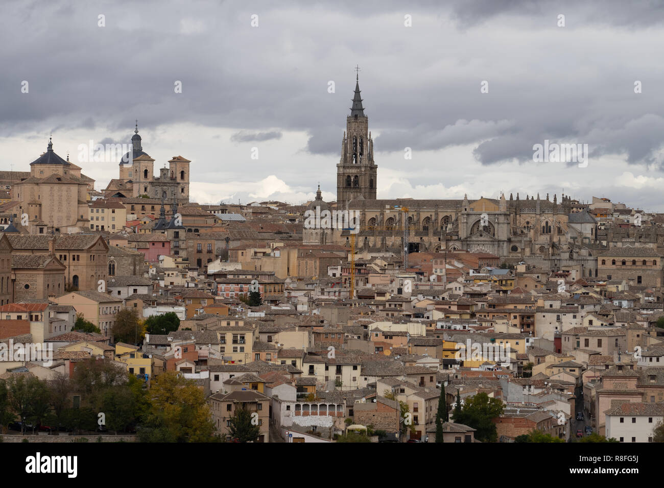 Des toits de la vieille ville de Tolède, Castille-La Manche, Espagne. Vue depuis l'Ermita del Valle (Ermitage de Virgen del Valle), sur la rive opposée de la ri Banque D'Images