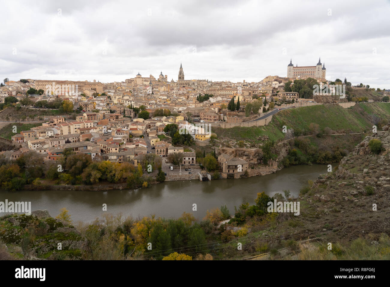 Des toits de la vieille ville de Tolède, Castille-La Manche, Espagne. Vue depuis l'Ermita del Valle (Ermitage de Virgen del Valle), sur la rive opposée de la ri Banque D'Images