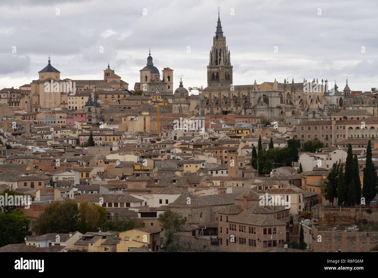 Des toits de la vieille ville de Tolède, Castille-La Manche, Espagne. Vue depuis l'Ermita del Valle (Ermitage de Virgen del Valle), sur la rive opposée de la ri Banque D'Images