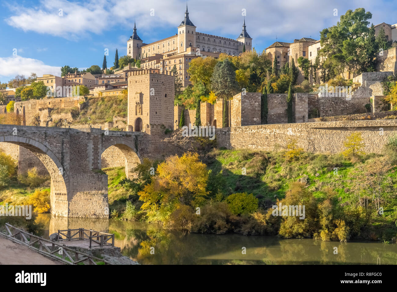 L'Alcazar de Tolède depuis le pont d'Alcantara, Castille-La Manche, Espagne Banque D'Images