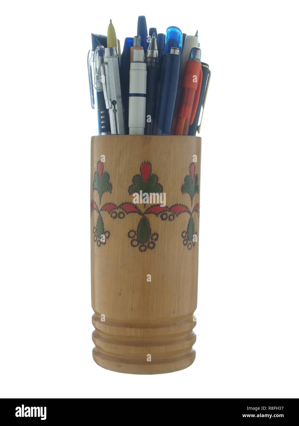 Verre décoratif en bois décoré avec des ornements colorés remplis de divers stylos, isolé sur fond blanc. Banque D'Images