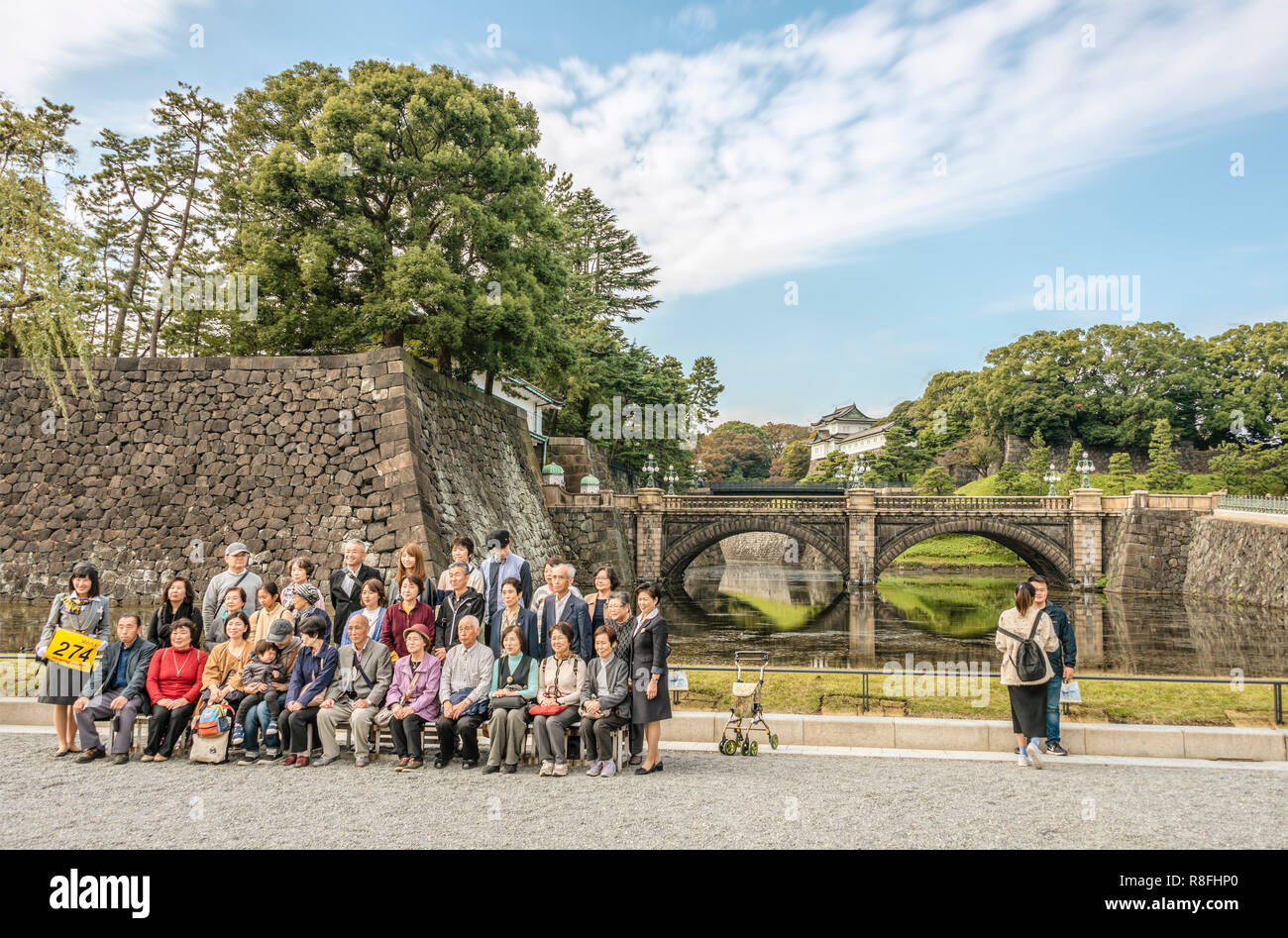 Tournée japonaise posant pour une photo de groupe devant le pont de pierre et Nishinomaru Seimon Gate, le Palais Impérial, Tokyo, Japon Banque D'Images