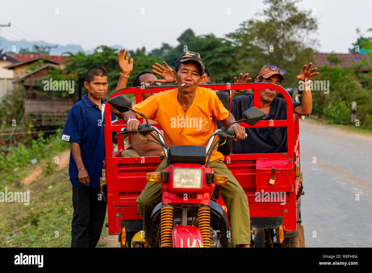 Thakhek, Laos - 20 Avril 2018 : les villageois ivres disant bonjour d'un camion pendant que le pilote est de fumer dans une région éloignée du Laos rural Banque D'Images