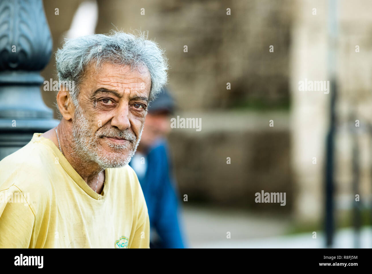 Rhodes, Grèce - 10 octobre 2018 : Portrait d'un homme mûr avec des cheveux gris et la barbe, qui travaille dans le port de Rhodes, grecque Banque D'Images