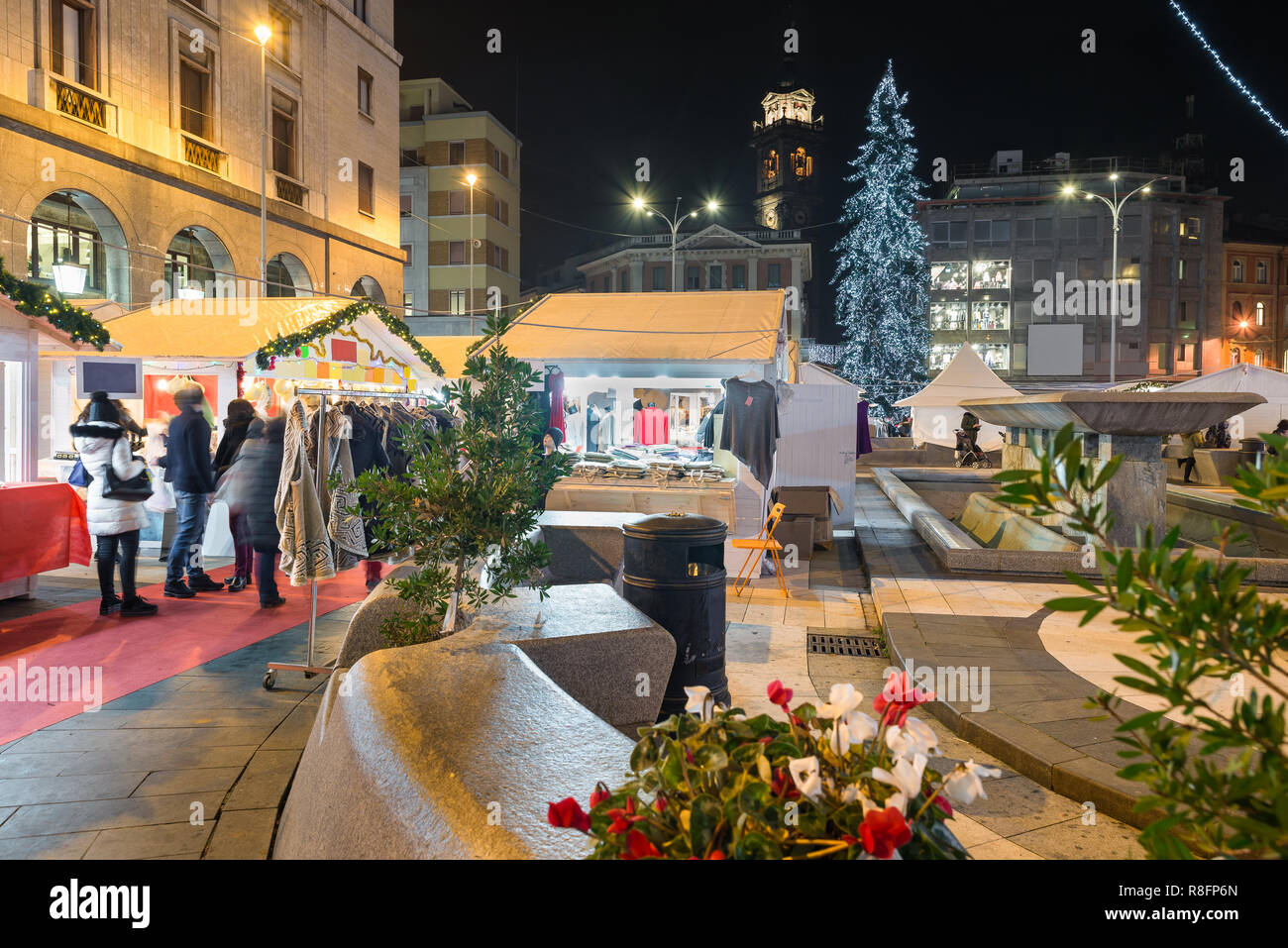 Marché de Noël à la soirée. Cale dans une ville du nord de l'Italie Banque D'Images