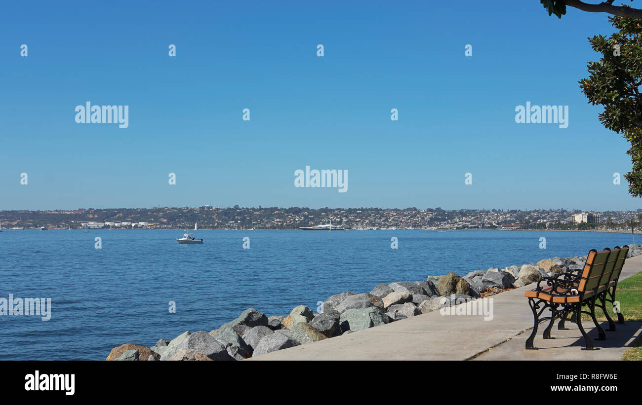 Vue tranquille avec peu de bancs, vers le nord la baie de San Diego par Sunroad Resort Marina, connue pour les activités récréatives, San Diego, California, USA Banque D'Images