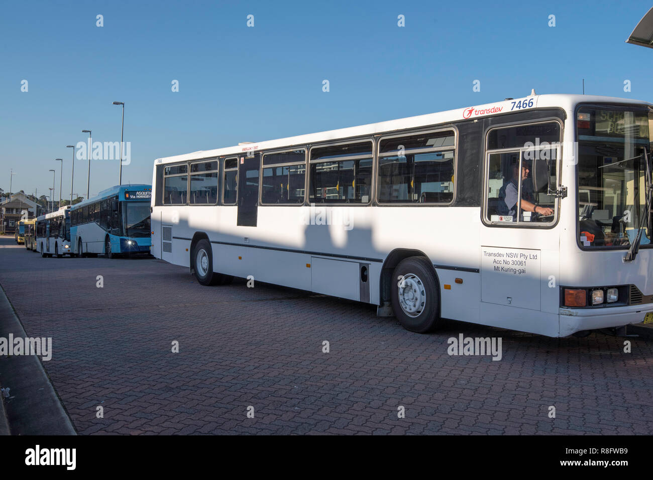 Les autobus alignés sur le côté ouest de la gare de Hornsby prêt à collecter et transporter les gens de trajet entre la gare et ses environs Banque D'Images