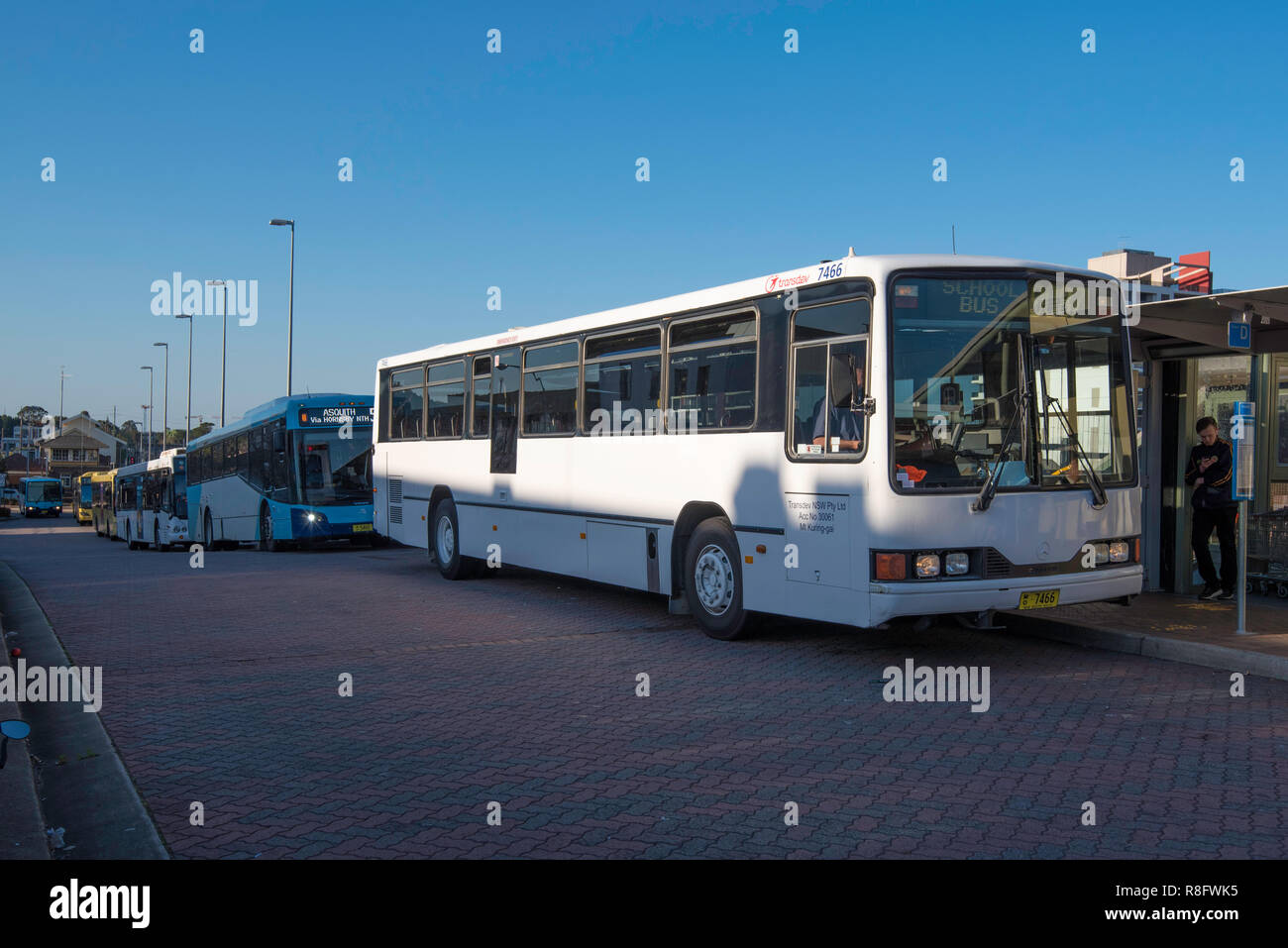 Les autobus alignés sur le côté ouest de la gare de Hornsby prêt à collecter et transporter les gens de trajet entre la gare et ses environs Banque D'Images