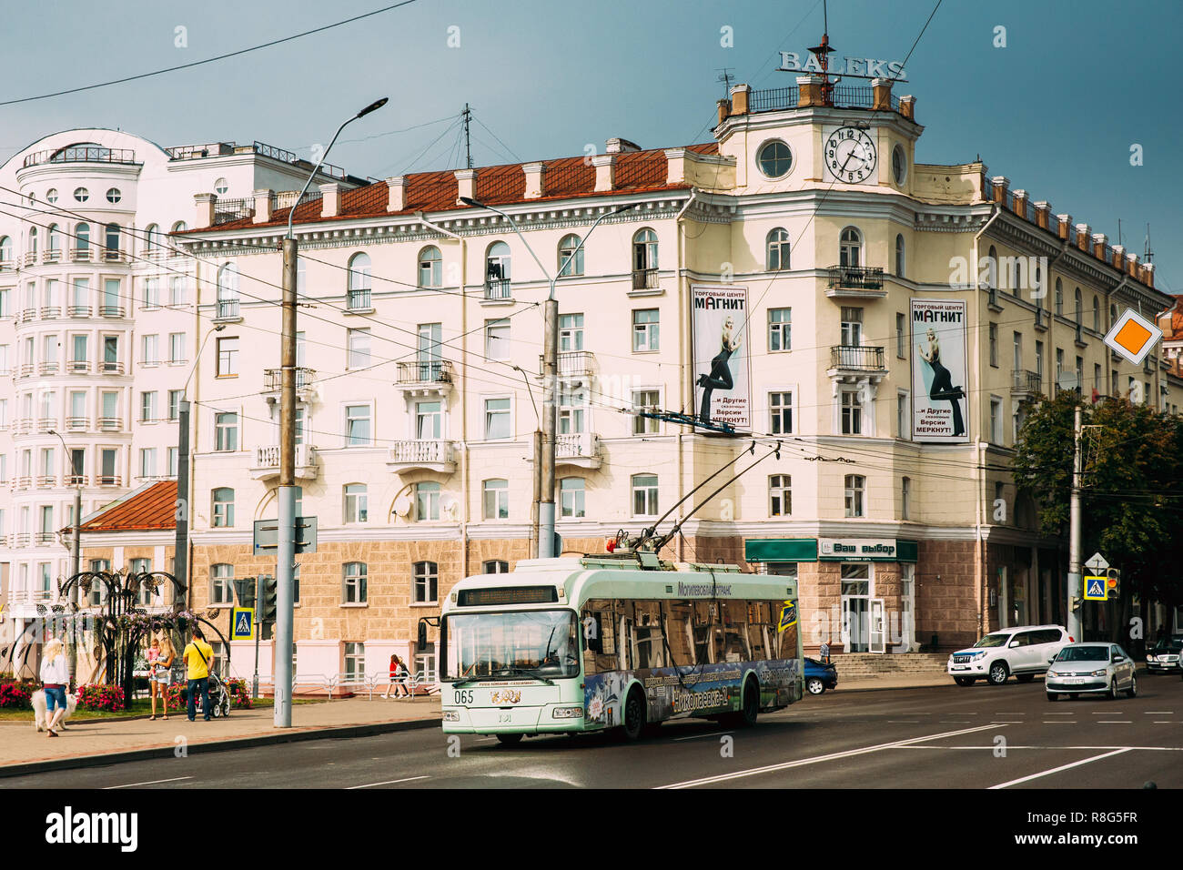 Minsk, Belarus - Août 18, 2018 Ville : Déménagement de trolleybus sur Pervomayskaya Street en journée d'été. Banque D'Images