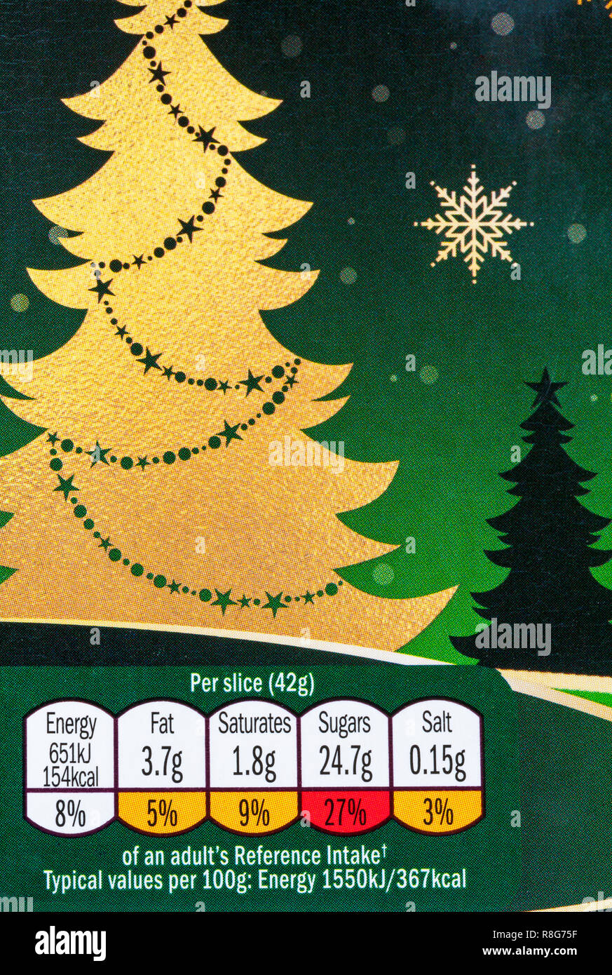 L'information nutritionnelle sur fort de Mr Kipling 6 tranches très bons gâteaux de Noël - système de feux de circulation l'étiquetage Étiquette de couleur Banque D'Images