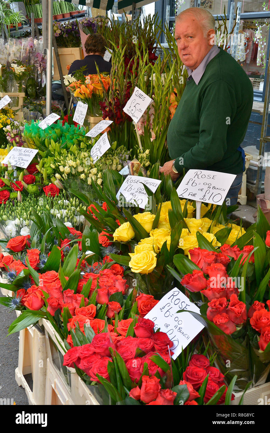 Dimanche Marché aux Fleurs, COLUMBIA ROAD, Bethnal Green, TOWER HAMLETS, EAST LONDON. Août 2018. La colorée rue dimanche matin Marché aux Fleurs Banque D'Images