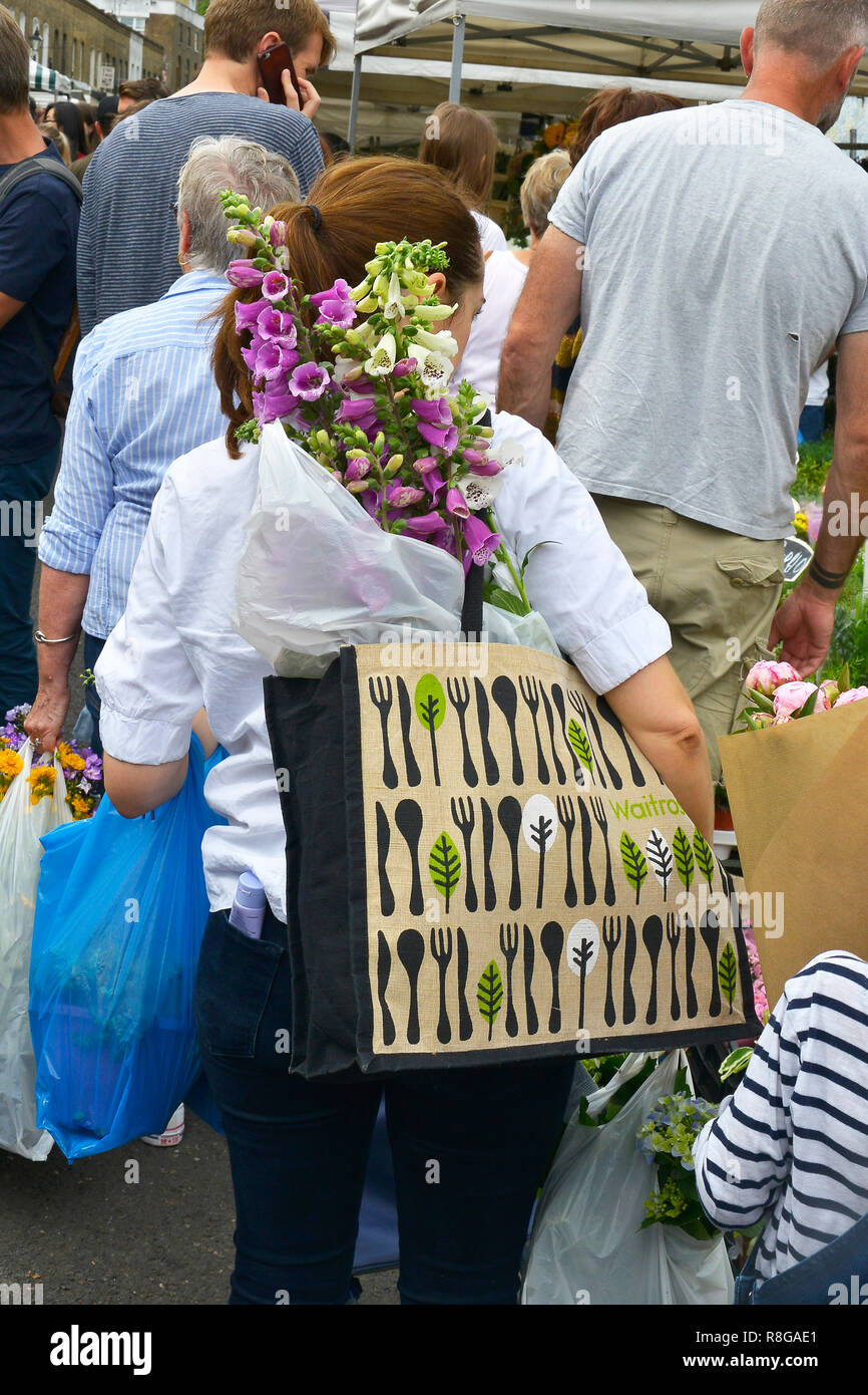 Dimanche Marché aux Fleurs, COLUMBIA ROAD, Bethnal Green, TOWER HAMLETS, EAST LONDON. Août 2018. La colorée rue dimanche matin Marché aux Fleurs Banque D'Images